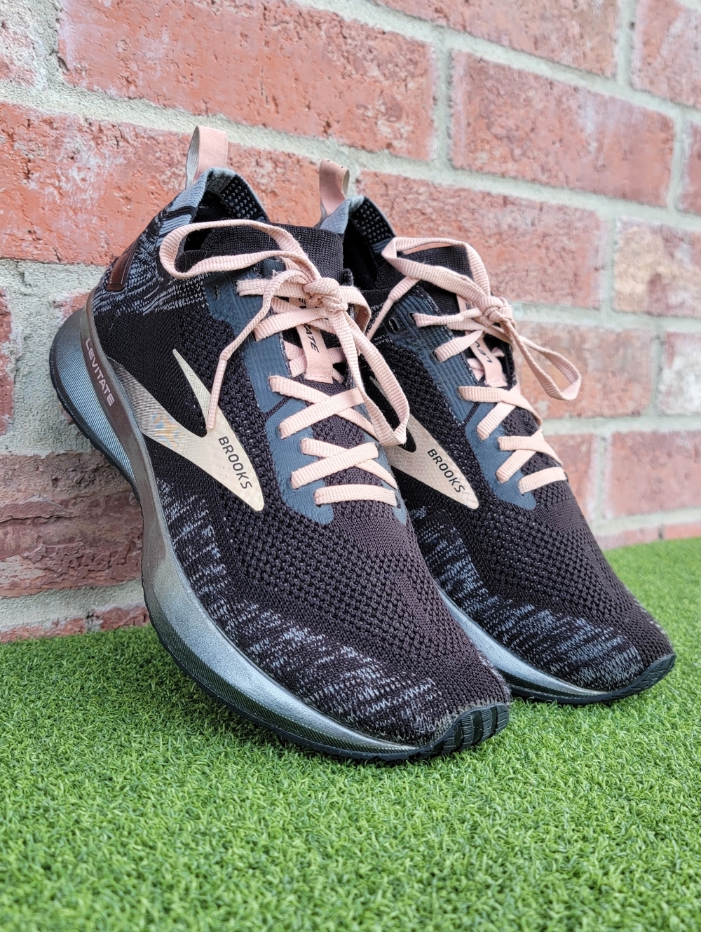 Brooks Women's Levitate 4.0 Black and Pink Knit Running Shoes - US Size 9M